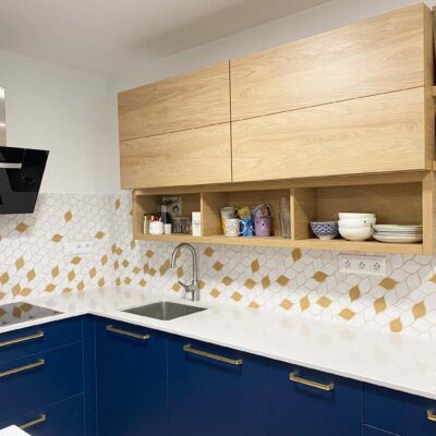 Kitchen - screen - ceramic tiles - mosaic - leaves - white - honey