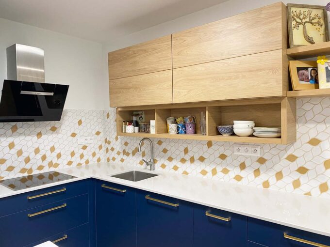 Kitchen - screen - ceramic tiles - mosaic - leaves - white - honey