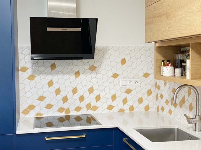 Tiles - leaves - multicolour combination - white - honey - screen - kitchen